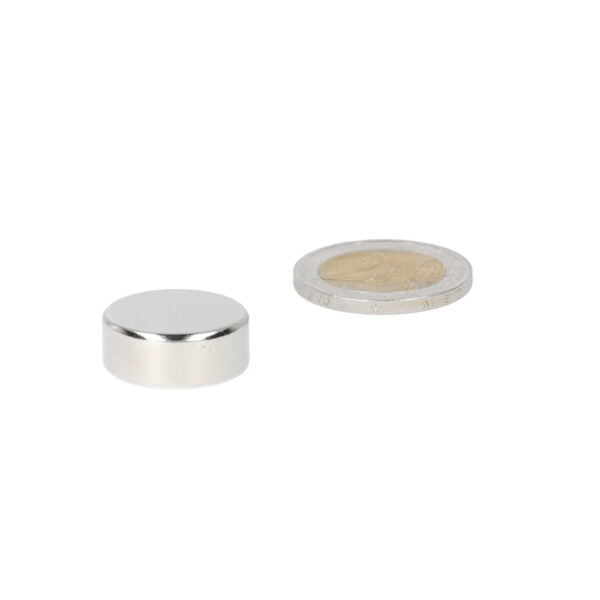 Silver-coloured powerful neodymium disc magnet 20 x 8 mm radially magnetised with smooth metallic surface