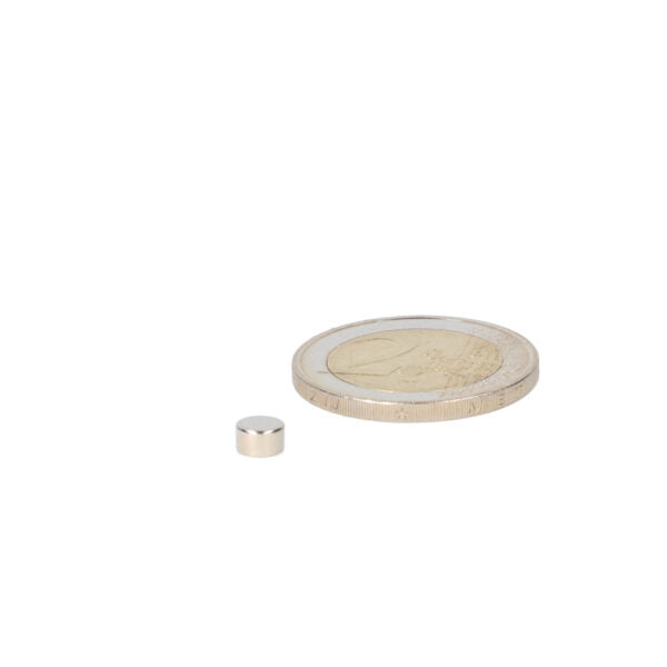 Small shiny silver cylindrical neodymium disc magnet with dimensions of 5 x 3 mm as a neodymium magnet